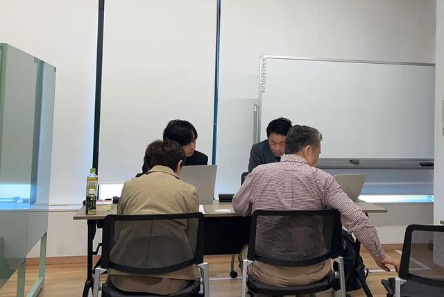 相談者2名が担当者と資料を見ながら相談している様子。