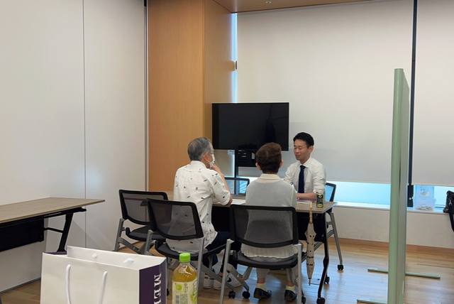 相談者が担当者から説明を受けている様子。