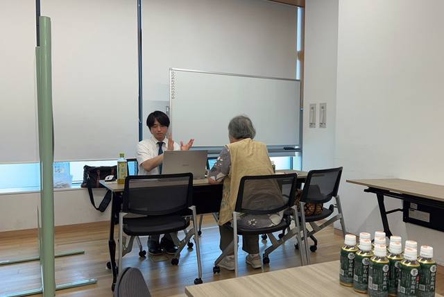 ご夫婦で来場された相談者が担当者と話している様子。