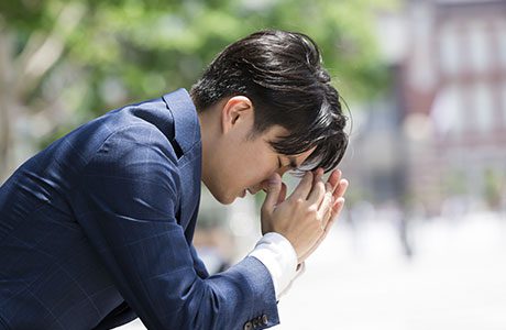 悩む男性 イメージ