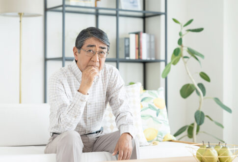 考える男性　イメージ