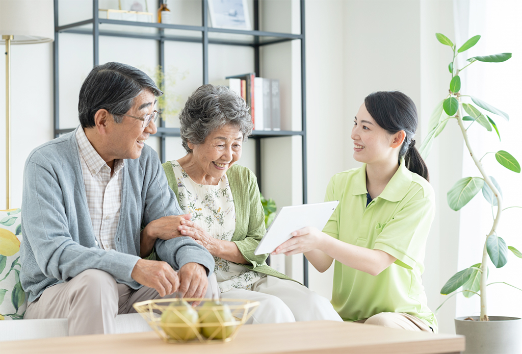 女性スタッフに相談する夫婦　イメージ
