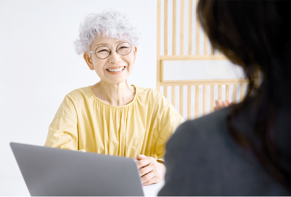 不動産会社で相談する女性