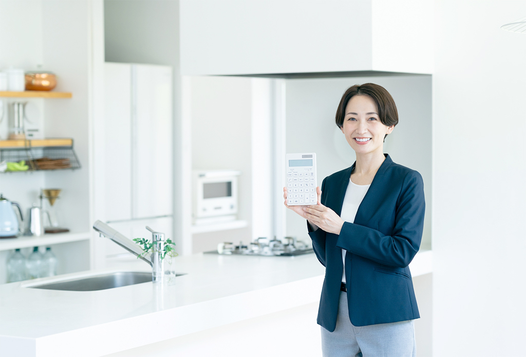 電卓を持った女性　イメージ
