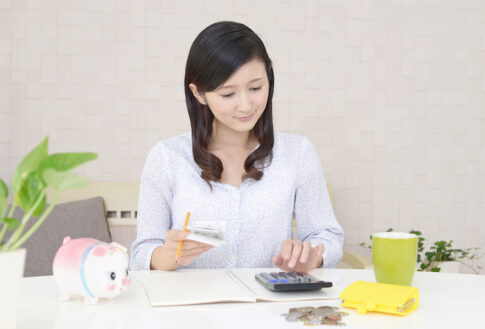 計算機を叩く女性　イメージ