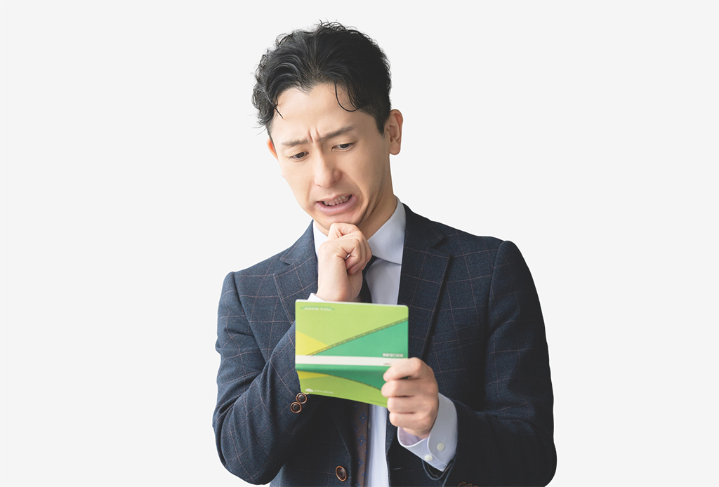 通帳を見ている男性　イメージ